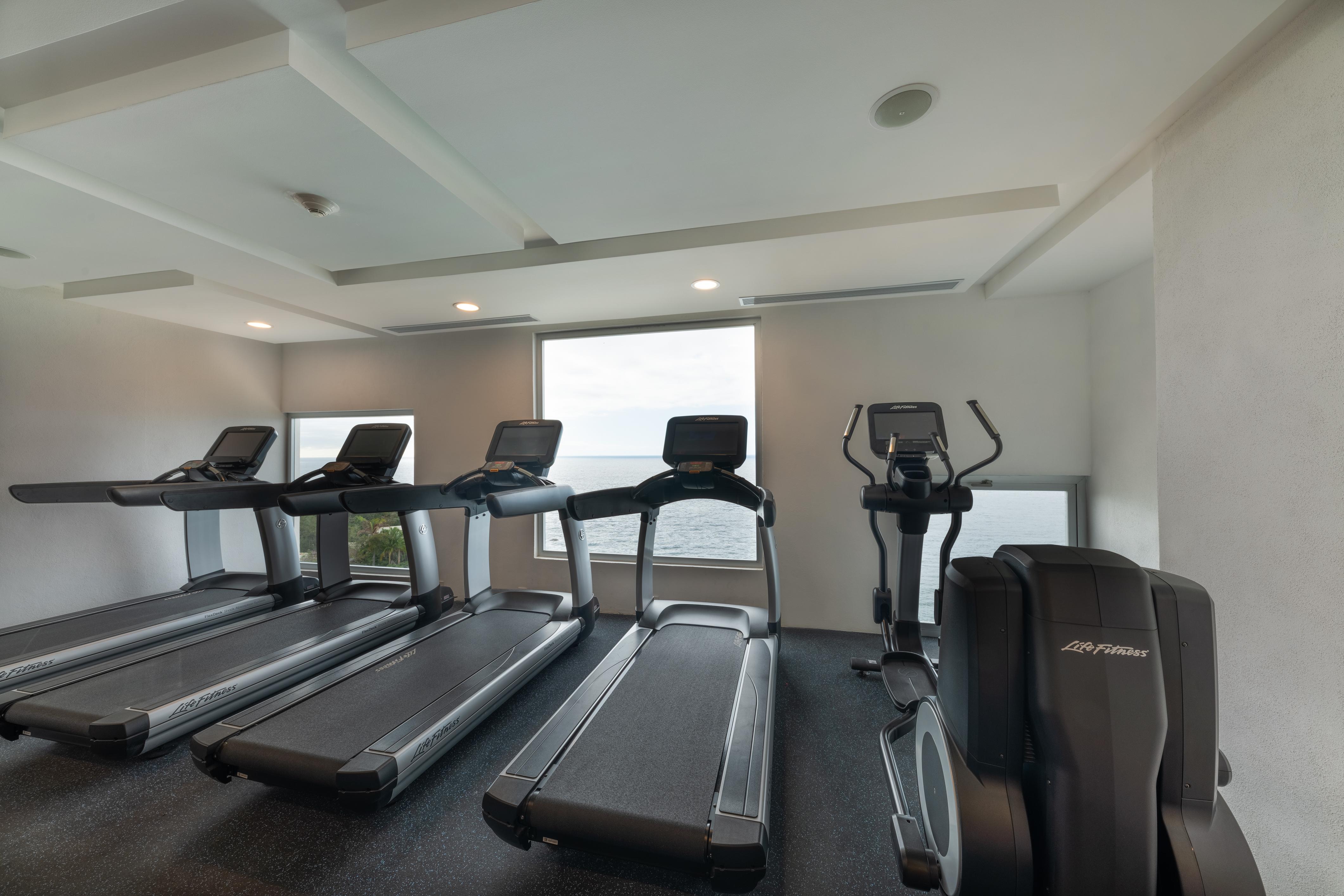 Grand Park Royal Puerto Vallarta Buitenkant foto The gym at the hotel
