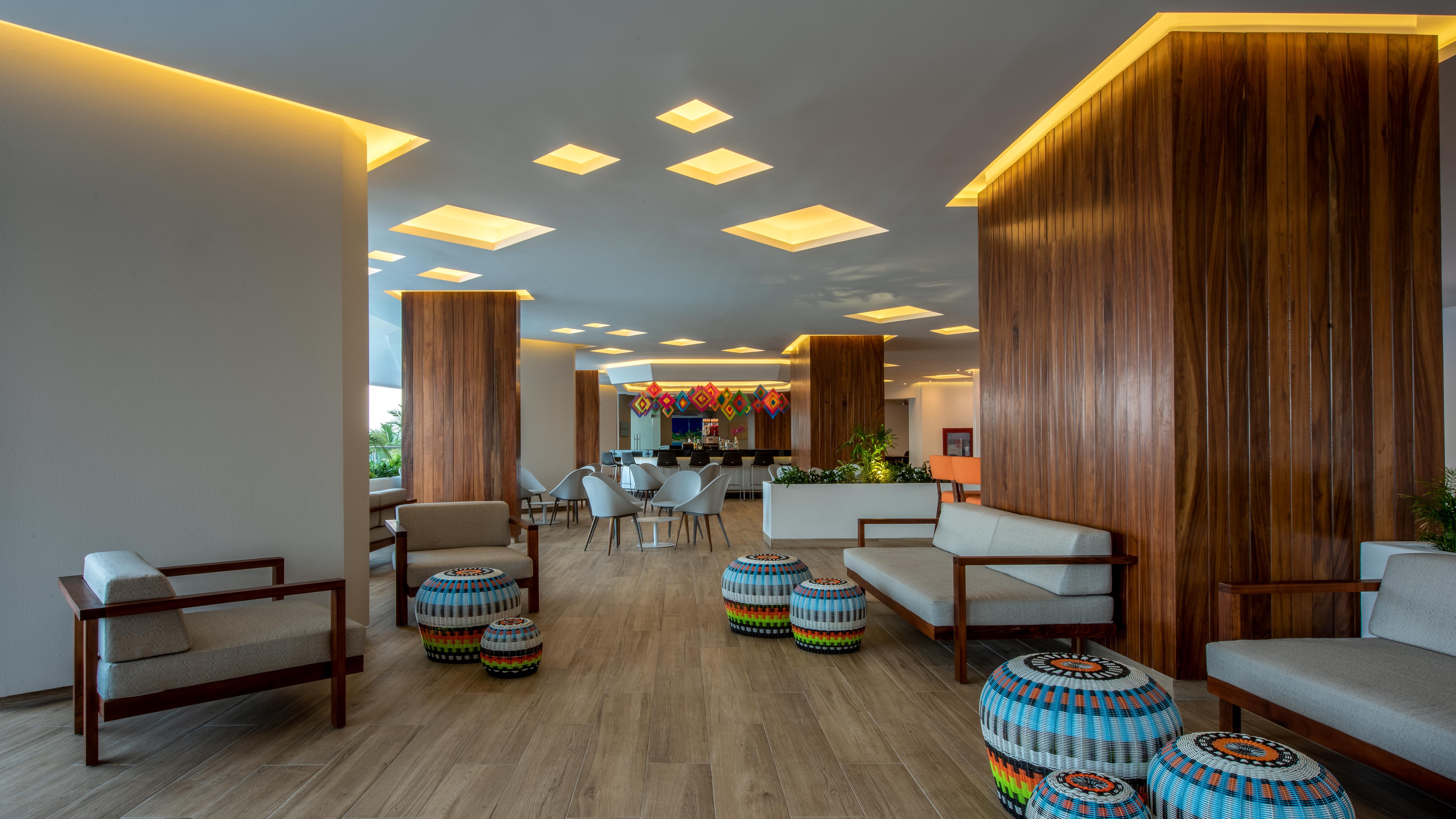 Grand Park Royal Puerto Vallarta Buitenkant foto The lounge at the airport.