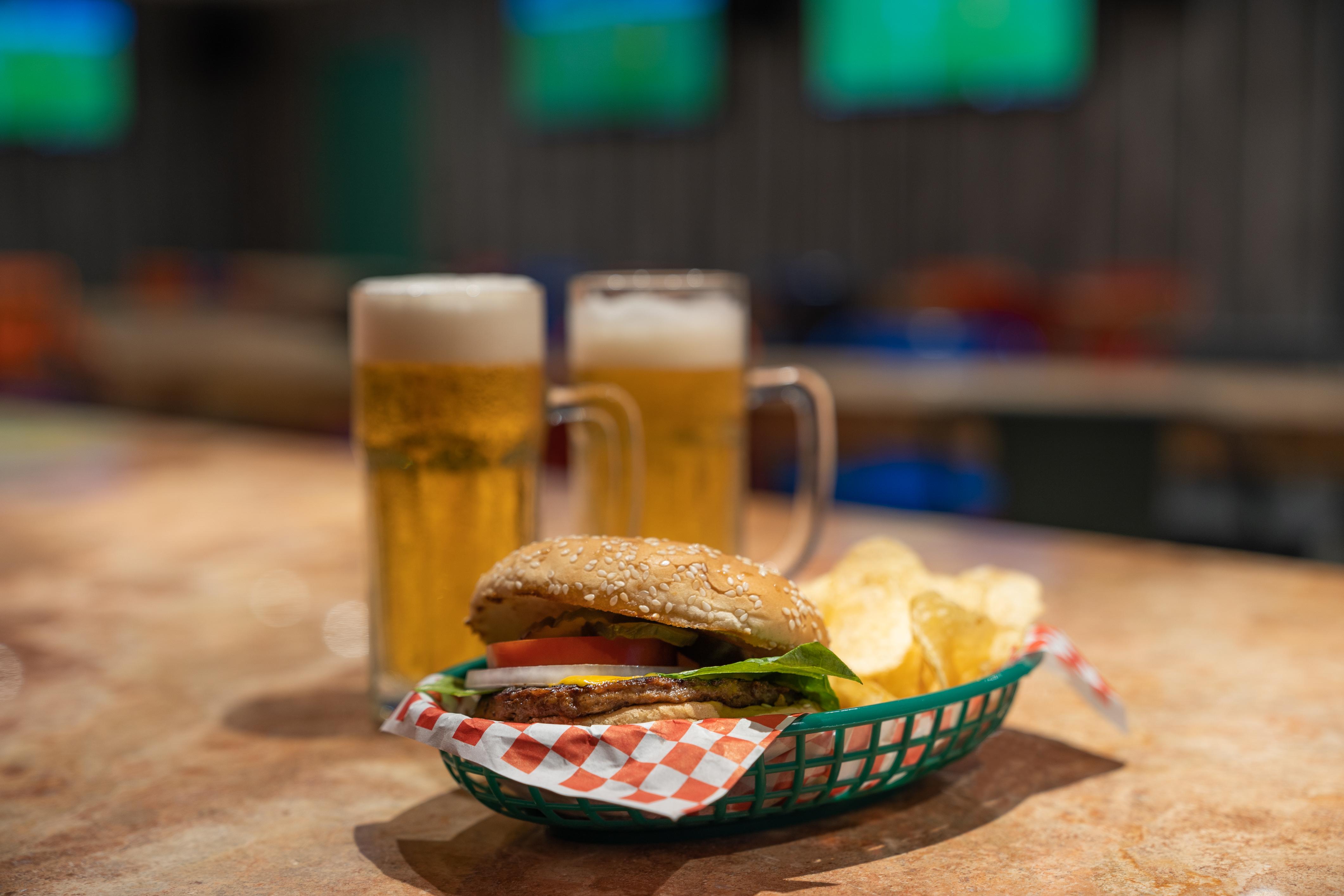 Grand Park Royal Puerto Vallarta Buitenkant foto A cheeseburger and beer at a restaurant