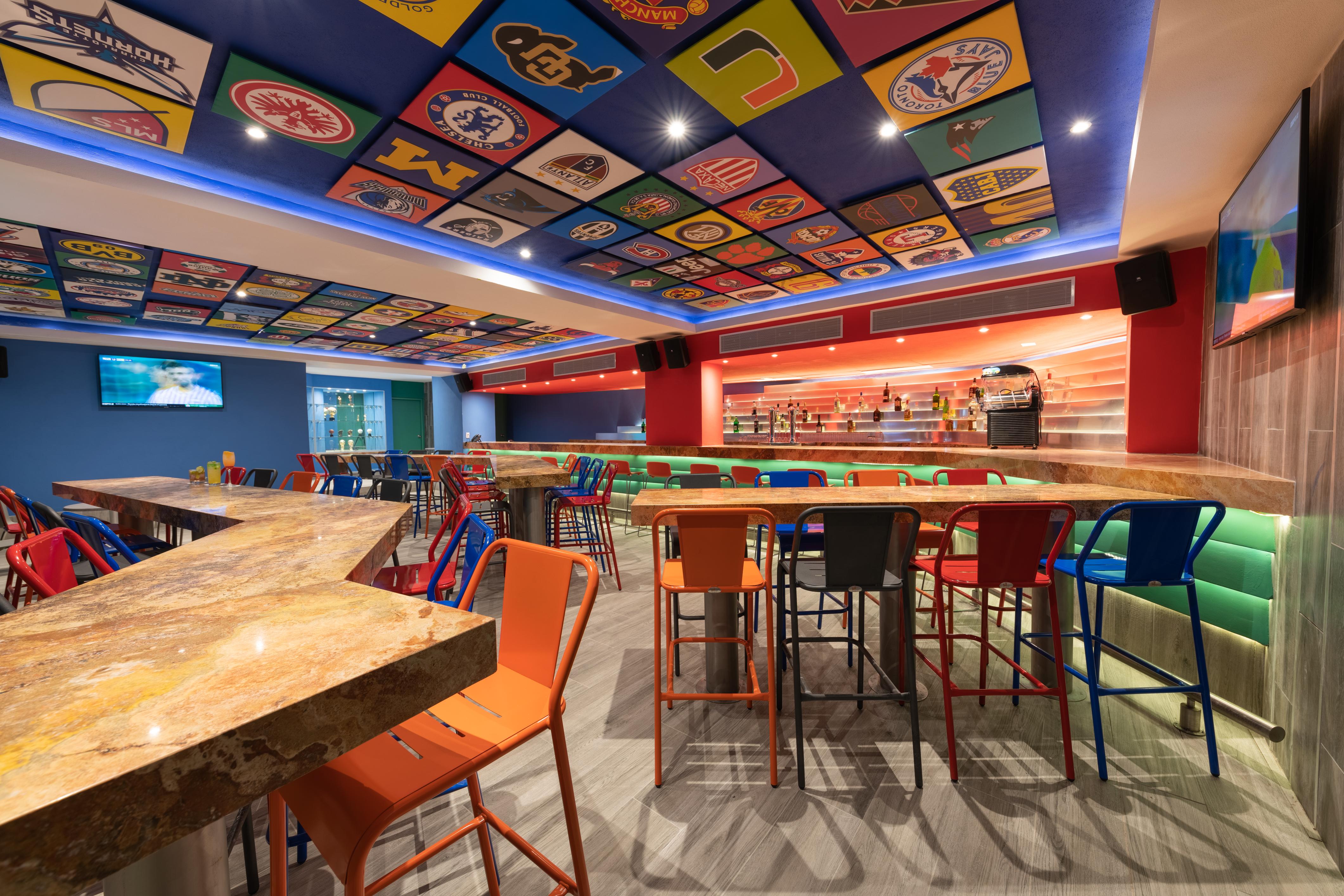 Grand Park Royal Puerto Vallarta Buitenkant foto The interior of a typical sports bar