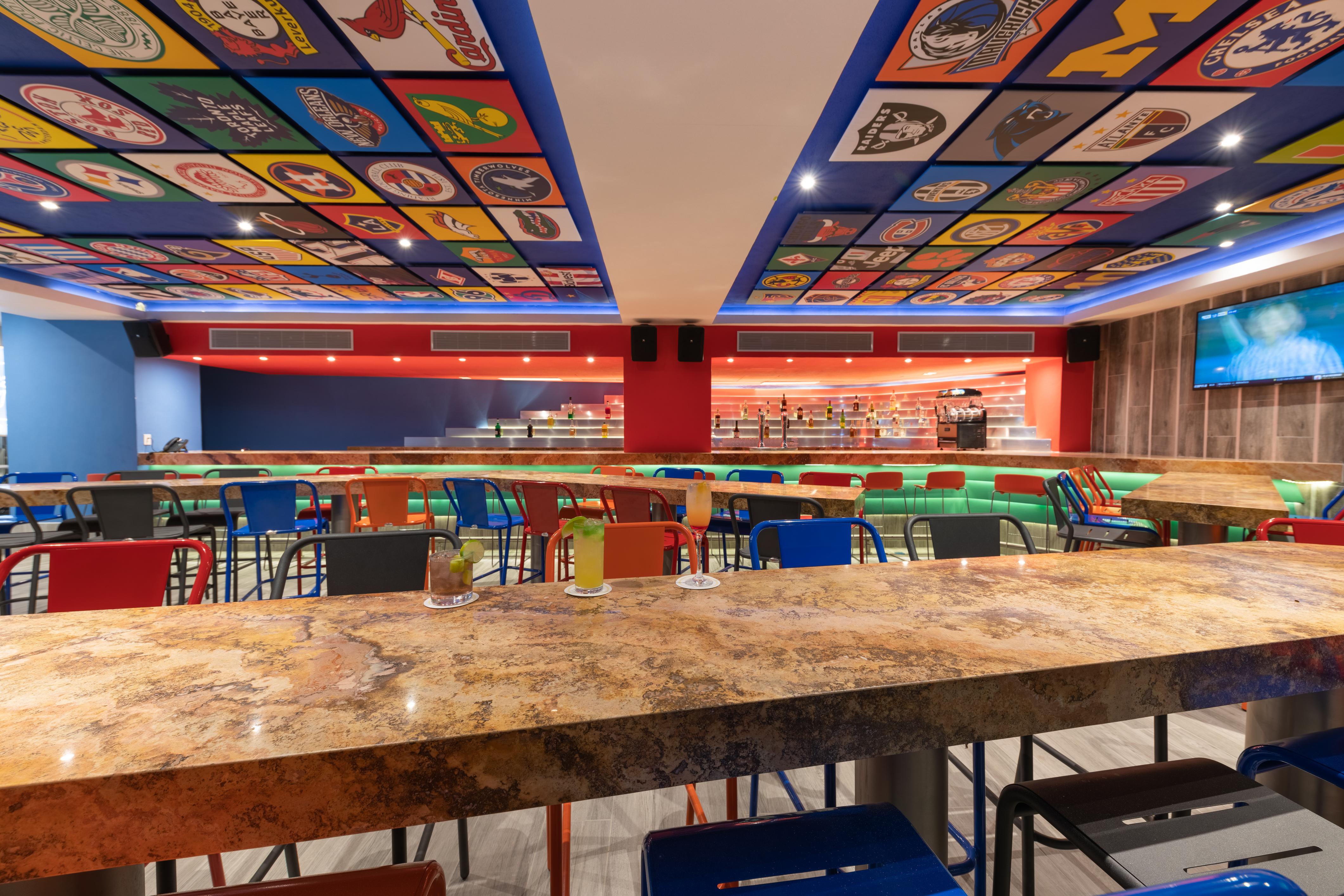 Grand Park Royal Puerto Vallarta Buitenkant foto The interior of a typical bar in the city