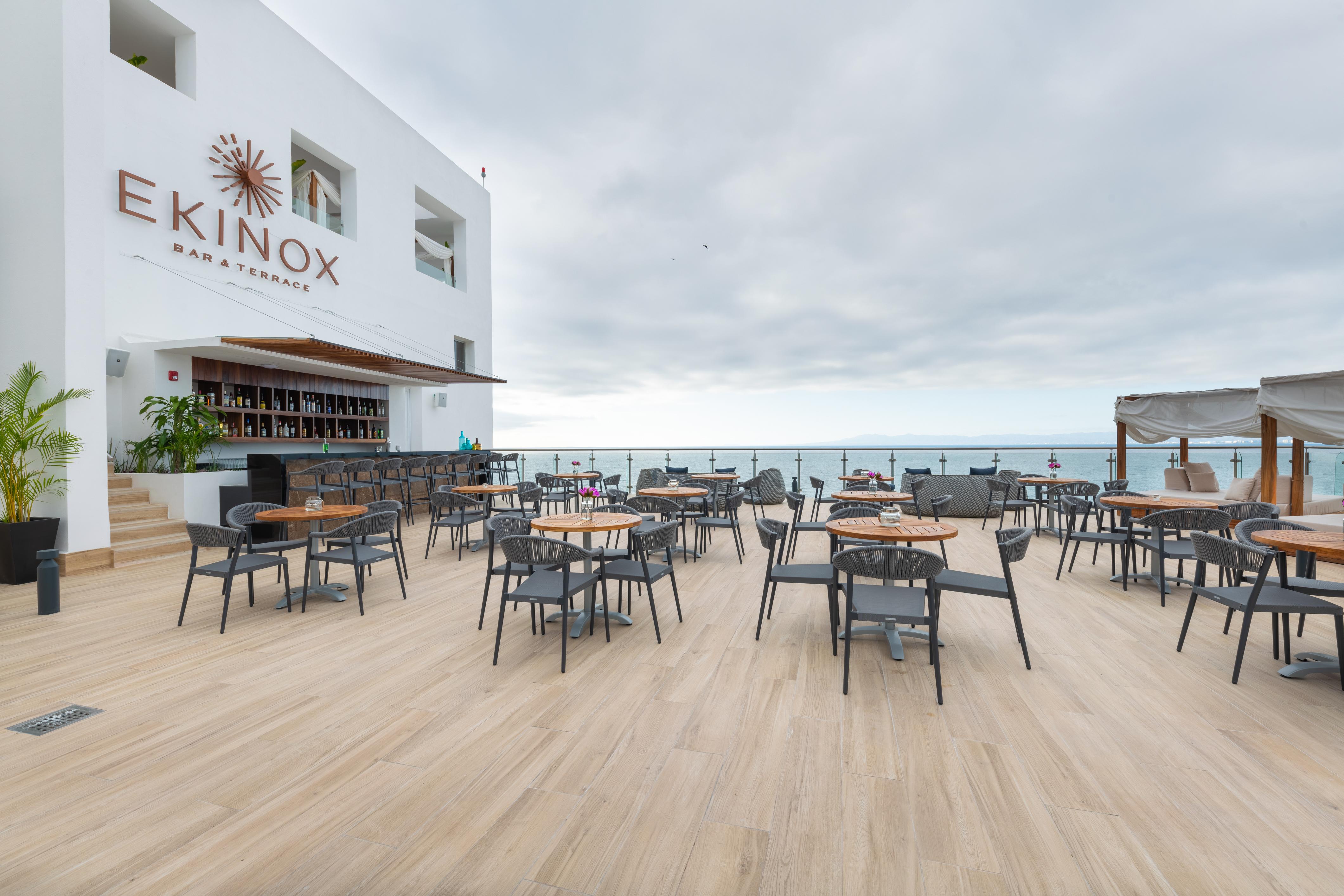 Grand Park Royal Puerto Vallarta Buitenkant foto The rooftop bar on board
