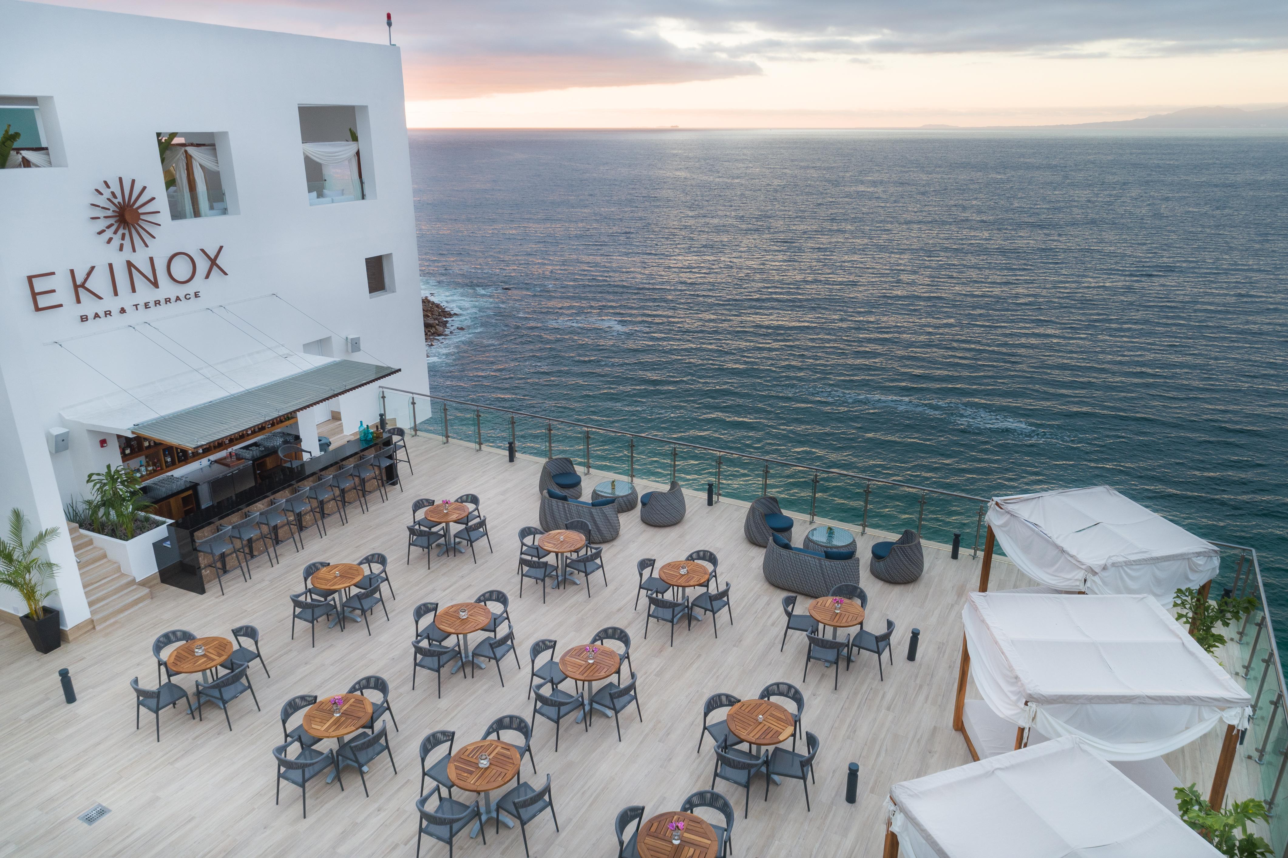 Grand Park Royal Puerto Vallarta Buitenkant foto The rooftop bar at Kinox